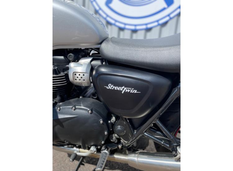TRIUMPH STREET TWIN  900