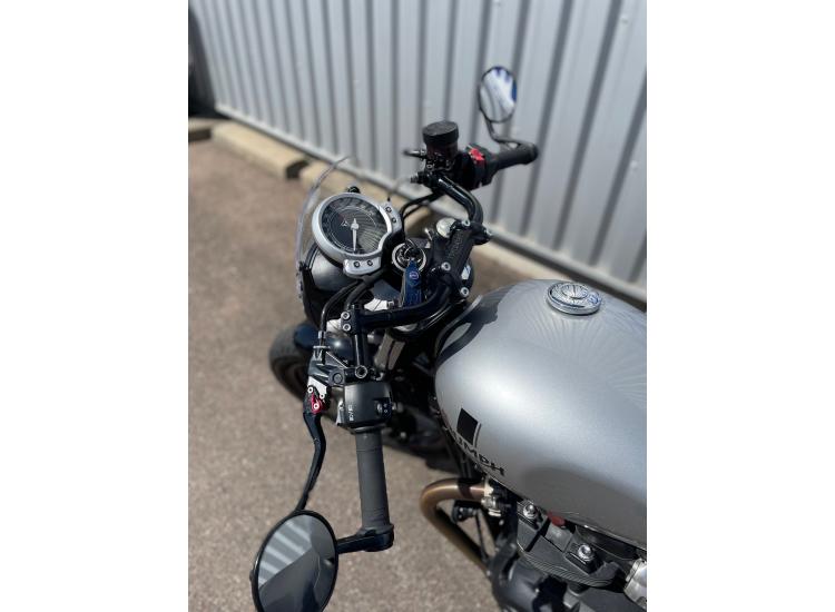 TRIUMPH STREET TWIN  900