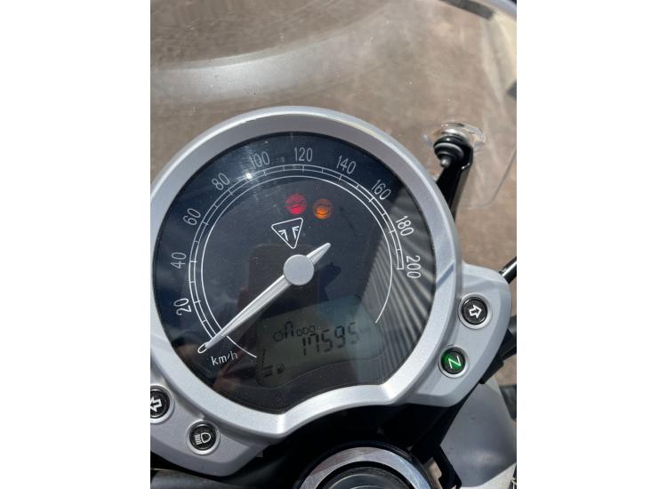 TRIUMPH STREET TWIN  900