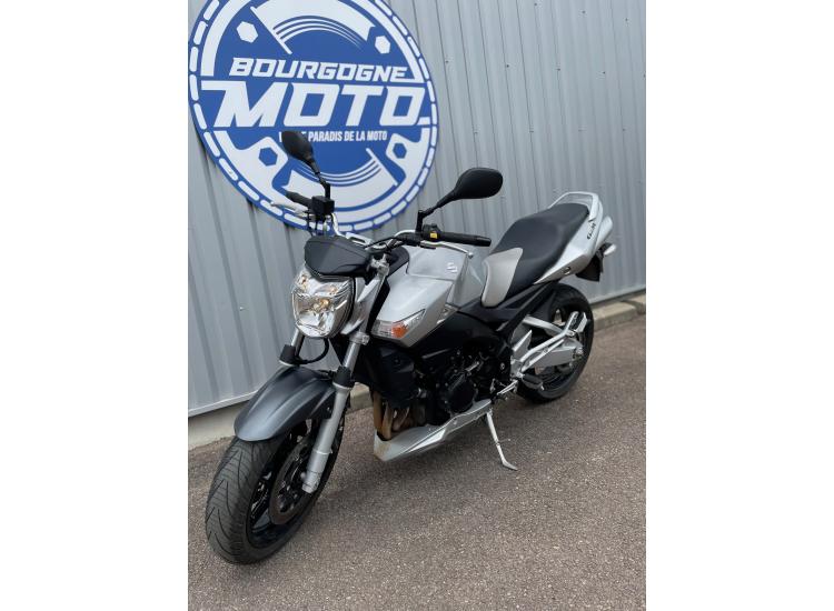 SUZUKI GSR 600