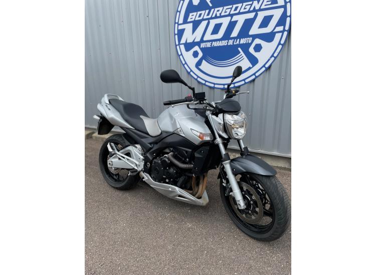 SUZUKI GSR 600